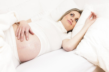 Obraz na płótnie Canvas pregnant woman resting in bed