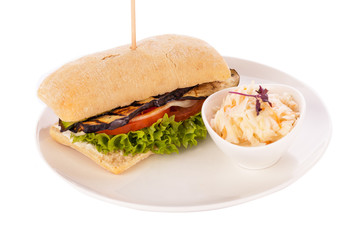 Vegetarischer veganer Hamburger mit Aubergine Tomate und Salat i