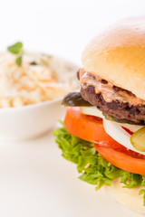 Leckerer Hamburger cheeseburger mit Speck ei und salat