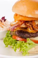 Leckerer Hamburger cheeseburger mit Speck ei und salat