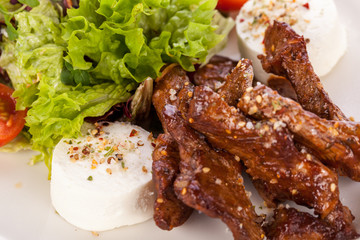 Frischer Salat mit Ziegenfrischkäse und gebratenen Rindfleischs