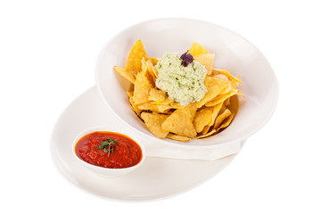 Mais Chips nachos mit guacamole und salsa dipp in einer schale