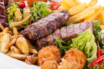 Riesige Barbecueplatte mit gemischtem Fleisch und Steaks auf Sal
