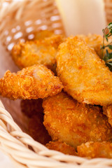 Frische hähnchenschlegel und nuggets golden frittiert in einem