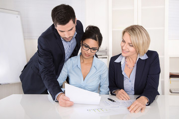 Business Team: Mann und zwei Frauen in einer Besprechung