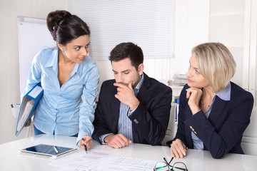 Drei Business Leute in einer Besprechung im Büro