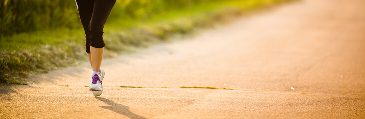Fototapeta na wymiar Szczegółowo nogi kobieta biegacz na drodze