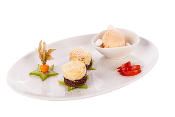Brownie schokoladenbrownie mit Eiscreme und Pflaumen angerichtet