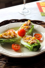 Ensalada de cogollos con atún, maíz y  tomatitos