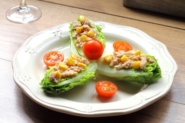 Ensalada de cogollos con atún, maíz y tomatitos