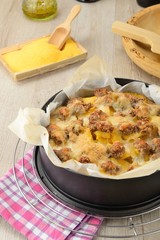 Teglia di polenta pasticciata con salsiccia e formaggio fuso