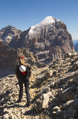 Bergsteiger mit Blick auf Tofana di Rozes - Dolomiten