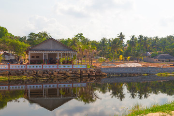 houses on the lake