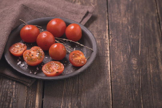 Pluml tomatoes on black plate