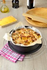 Teglia di polenta pasticciata con salsiccia e formaggio fuso