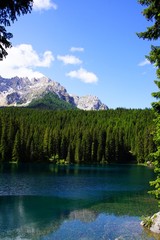 Dolomiten und Karersee in Südtirol