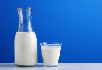 caraffa di latte fresco sullo sfondo azzurro