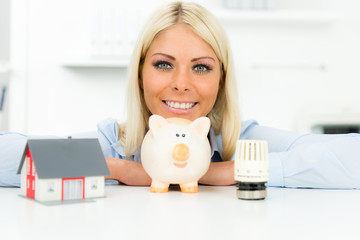 frau mit sparschwein und haus