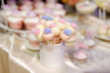 Wedding cake pops decorated with sugar flowers