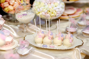 Obraz na płótnie Canvas Wedding cake pops in pink and purple