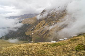 Fototapeta na wymiar Low clouds in the mountains.