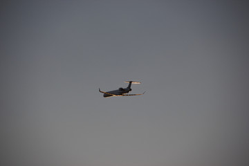 Flug in den Sonnenuntergang