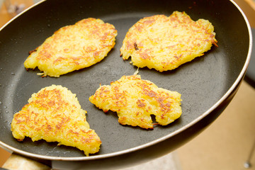 Karoffelpuffer in der Pfanne
