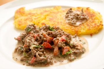 Kartoffelpuffer mit Hackfleischsosse