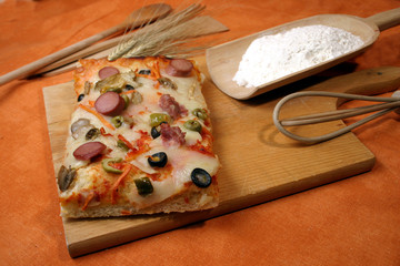 preparazione trancio di pizza farcita prodotto tipico italiano © francescodemarco