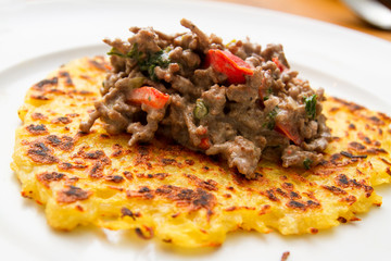 Kartoffelpuffer mit Hackfleischsosse