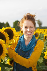 Glückliche Frau im Sonnenblumenfeld - woman in sunflower field