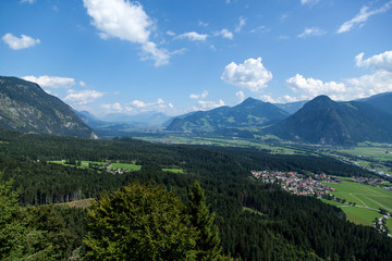 Berge und grüne Täler in den Alpen