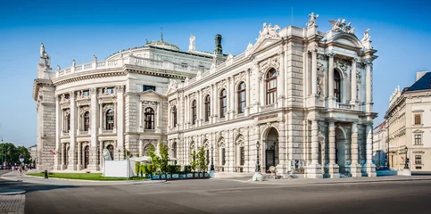 Zelfklevend Fotobehang Wenen Burgtheater aan de beroemde Wiener Ringstrasse in Wenen, Oostenrijk