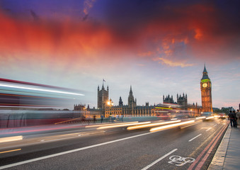Fototapeta na wymiar Lekki samochód szlaków w Westminster Bridge - Londyn