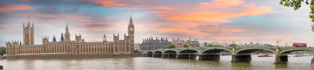 London at dusk. Autumn sunset over Westminster Bridge - obrazy, fototapety, plakaty