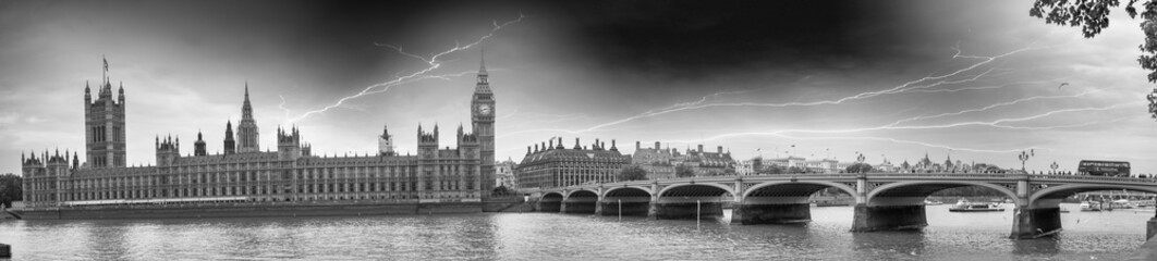 Fototapeta na wymiar Burza nad Westminster Bridge - Londyn