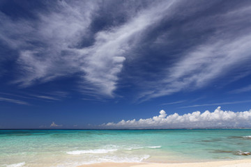 野甫島の美しい珊瑚の海と夏空