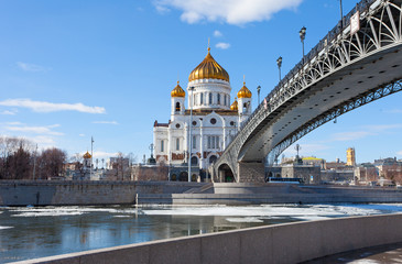 Naklejka premium Cathedral of Christ the Saviour and Patriarshy Bridge in Moscow