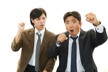 カラオケを楽し笑顔のビジネスマン