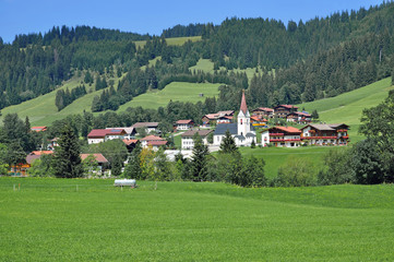 Fototapeta na wymiar Urlaubsort Schattwald im Tannheimer Tal in Tirol