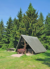 typische Rasthütte bei Schmücke am Rennsteig im Thüringer Wald