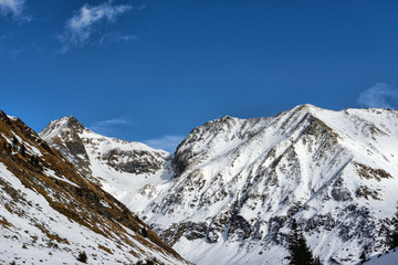 Fototapeta na wymiar Pokryte śniegiem góry i skaliste szczyty Karpat w Rumunii