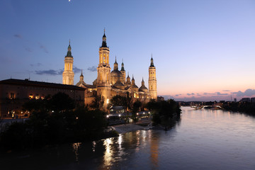 Fototapeta premium View of the basilica of the Virgen del Pilar and Ebro river, Zar