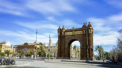 Fototapeta premium Arc de Triomphe in Barcelona on a sunny day