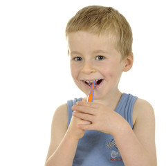 Kind putzt sich Zähne mit Zahnbürste