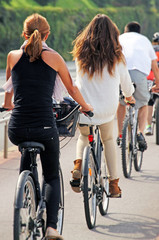 Ciclistas paseando por el parque