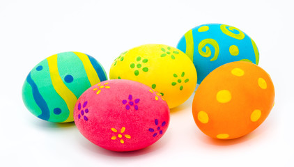 Fototapeta na wymiar Kolorowe jaja wielkanocne ręcznie samodzielnie na biały