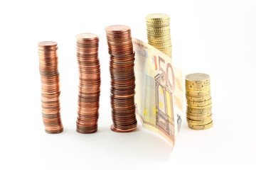 Pile di monete e una banconota