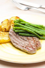 beefsteak with green beans and garlic potatoes