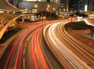 Fototapeta na wymiar speedy szlaków sygnalizacji świetlnej w nocy
